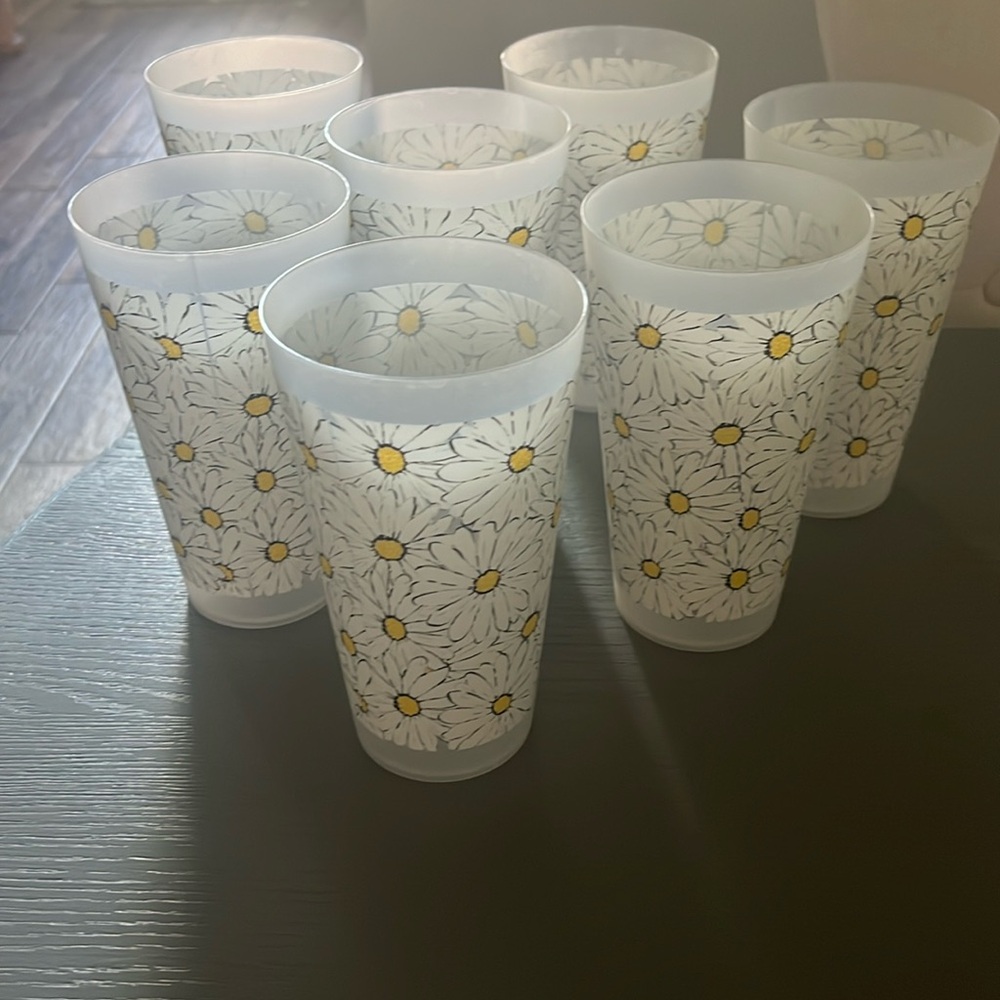 7  White Daisey Plastic Cups
